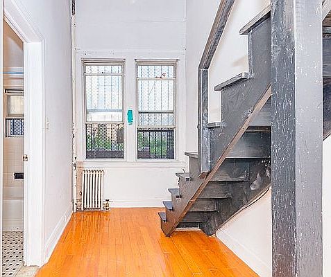 4th image of 770 Hart St #1