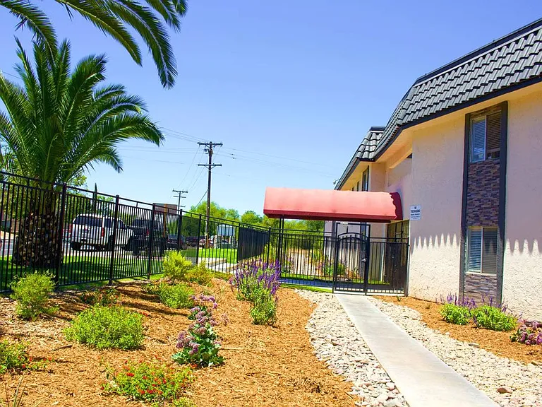 Town and Country Garden Apartments — Photo 25