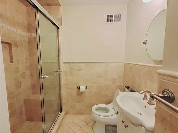 4th image of 35 Knollwood Ave