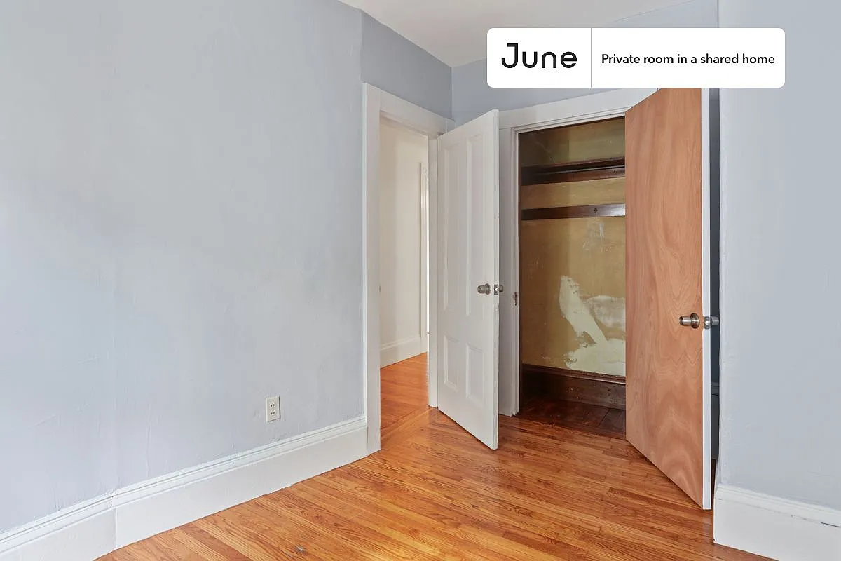 Queen bedroom in 6 bed/1.5 bath home in Brighton #587 C — Photo 4