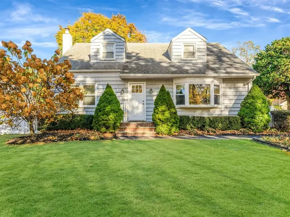 460 2nd Avenue W, East Northport, NY 11731