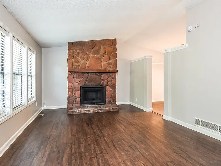 1009 Hicksmil Dr SW — Photo 5