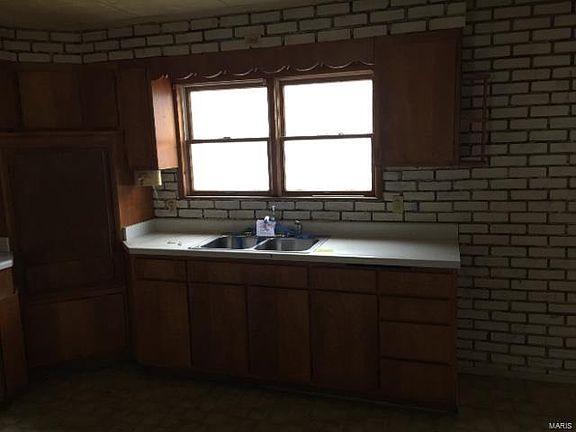 3rd image of 1915 Miller Ave