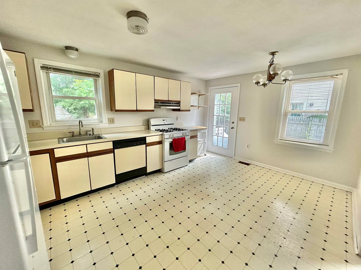 3 bed, 1.5 bath, 1584 sqft, $3,000 — Photo 3