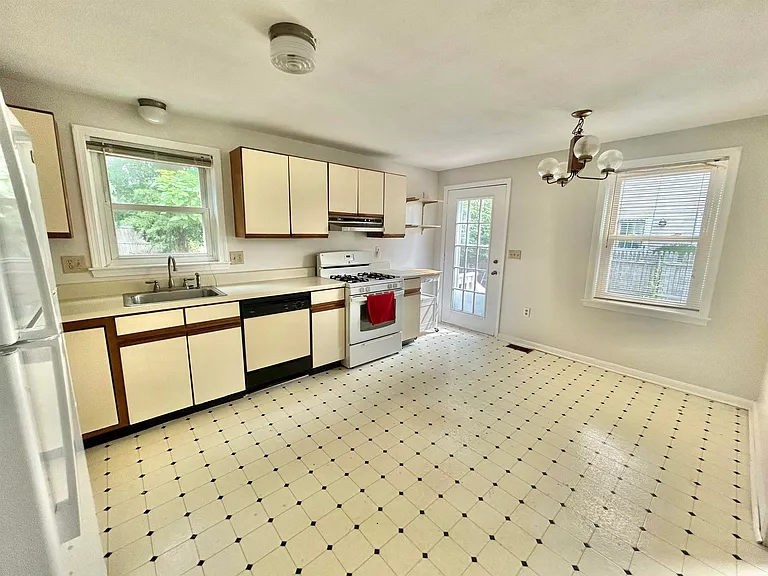 4B Pine Grove Ave — Photo 3