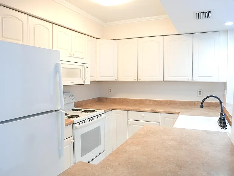 2112 S Cypress Bend Dr #404 — Photo 5
