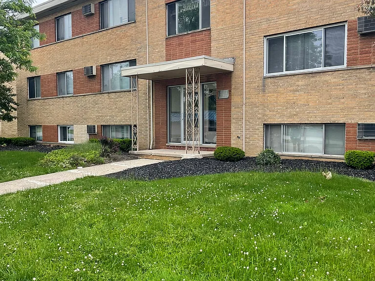 17620 Lakeshore Blvd — Photo 1