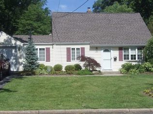 465 Lincoln Dr, Paramus, NJ 07652