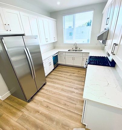 3rd image of 5132 Cahuenga Blvd #4