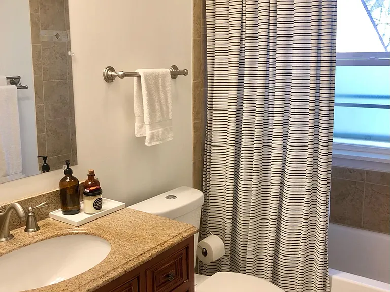 1009 Collyer St — Photo 13