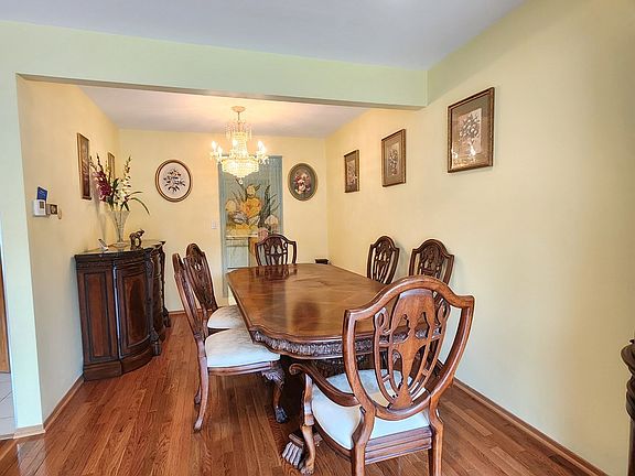 3rd image of 402 Honey Locust Dr