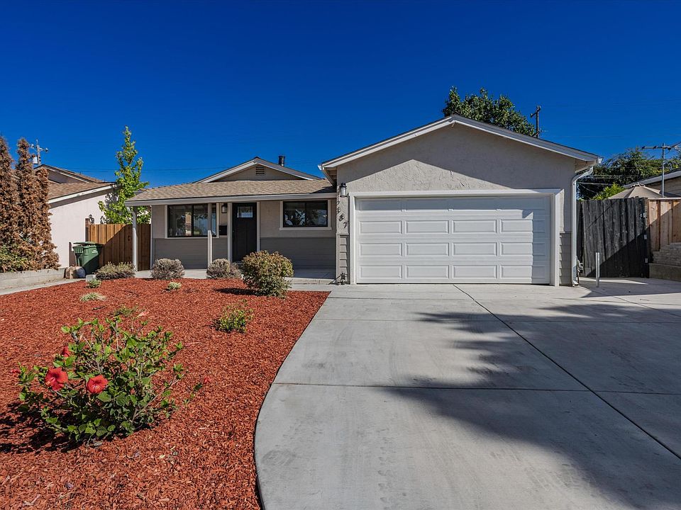 Front View of Unit 387 Washington Dr