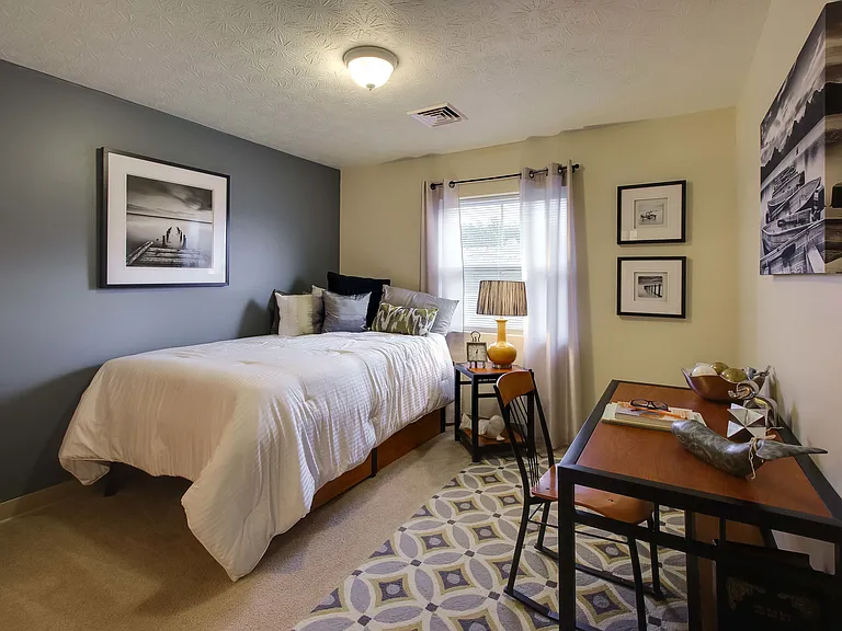 07-Comfortable Bedroom West Run Apartments Morgantown WV-1818-PH-25
