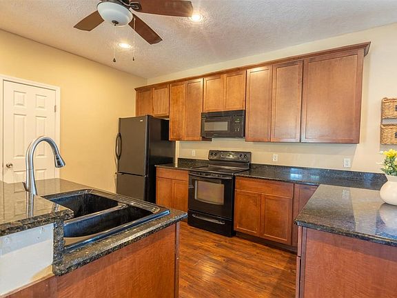 5th image of 250 Blueberry St