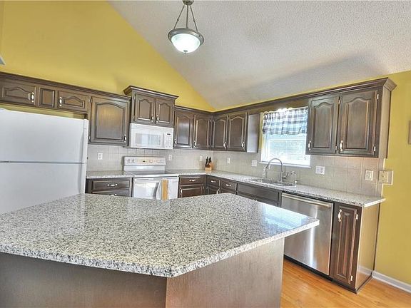 4th image of 1633 SE Dalton Dr