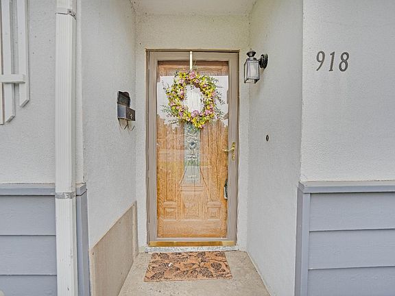 3rd image of 918 E Cinnamon Dr