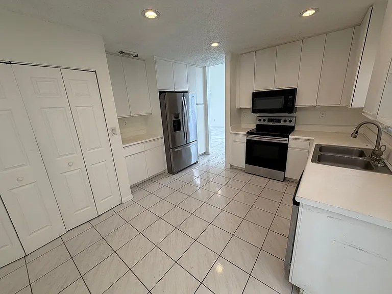 3780 Amalfi Dr — Photo 24