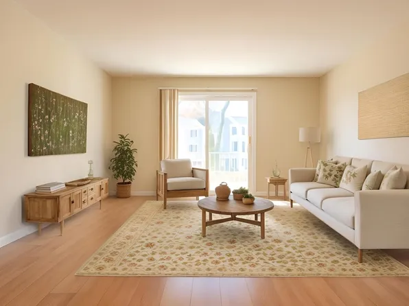 18 Shadowbrook Ln APT 17, Milford, MA 01757