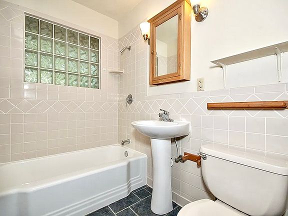 Full bath with tub/shower