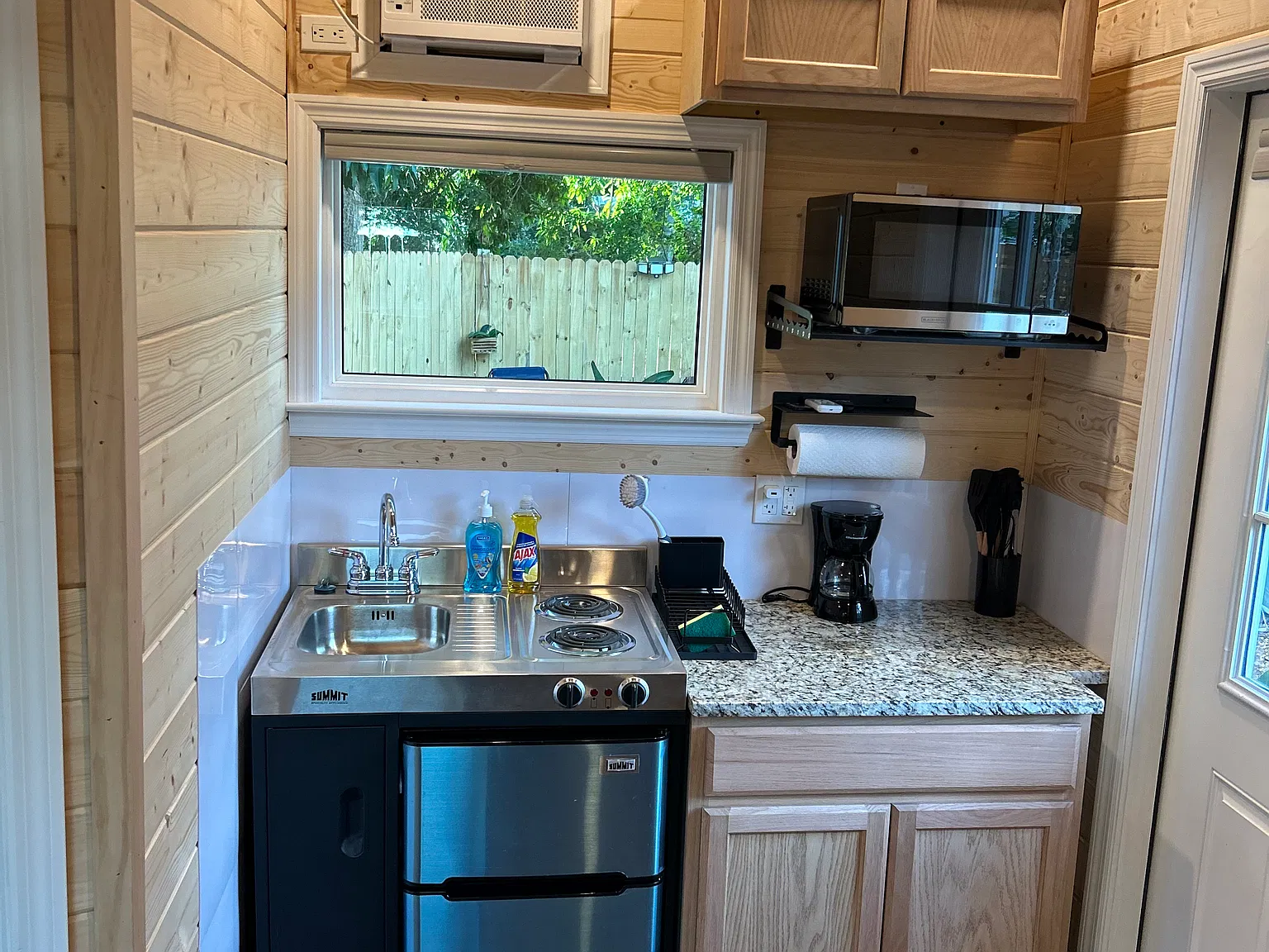 Studio, 2000 sqft, $1,250 — Photo 1