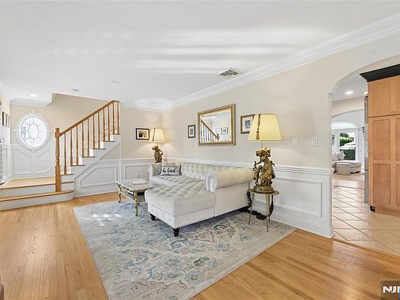 5th image of 599 Oak Avenue