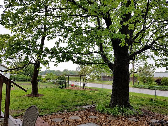4th image of 207 Saint Thomas Dr