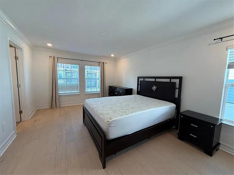1523 W Chestnut St — Photo 7