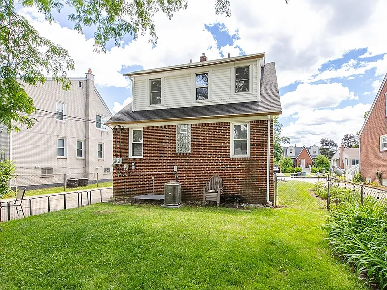 122 W Houstonia Ave — Photo 38