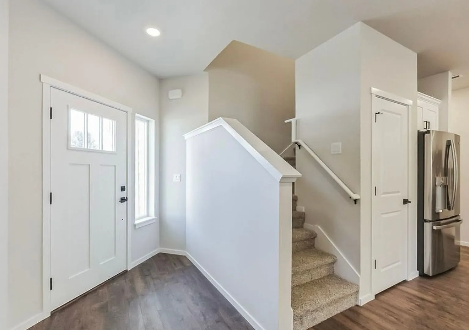 907 E Fourth St — Photo 3
