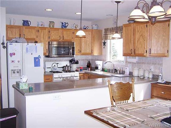 2nd image of 20 Gardenville On The Grn
