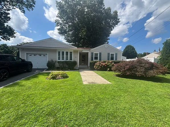 91 Haynes Ave, West Islip, NY 11795