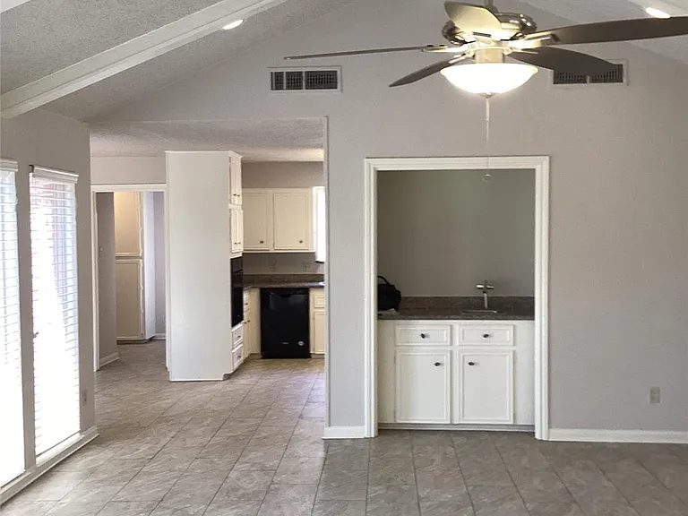 7818 Vickijohn Dr — Photo 2