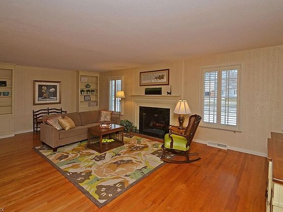 3rd image of 20319 Mercedes Ave
