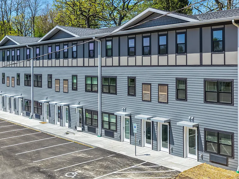 899 Chapel Dr — Photo 1