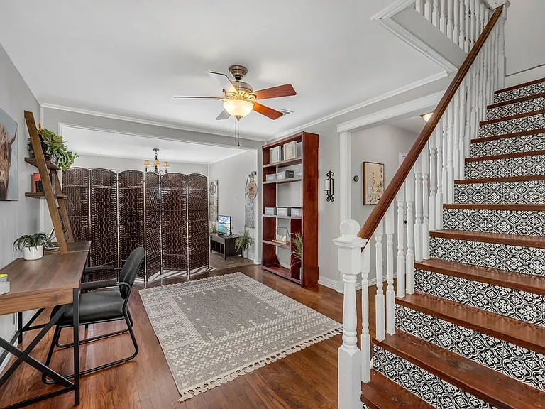 2240 Lawndale Dr — Photo 11