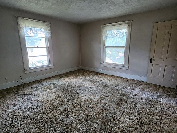 5th image of 609 E College St
