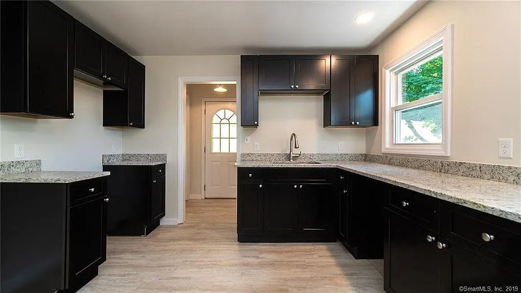 3 bed, 1015 sqft, $3,075 — Photo 2