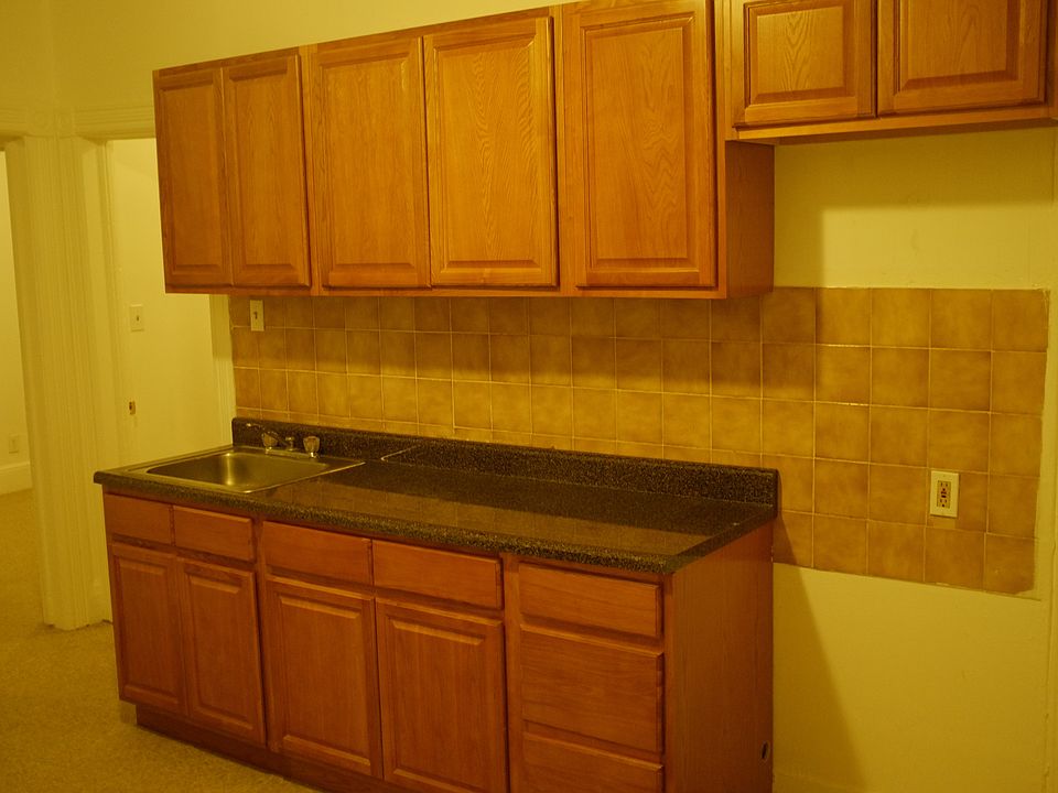 1st image of 125 Linden St APT 3