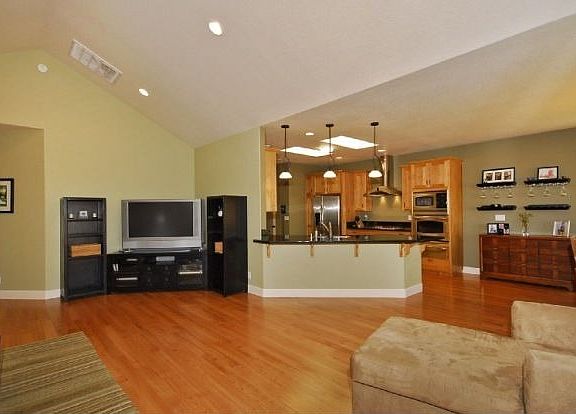 3rd image of 584 Scottsville Blvd
