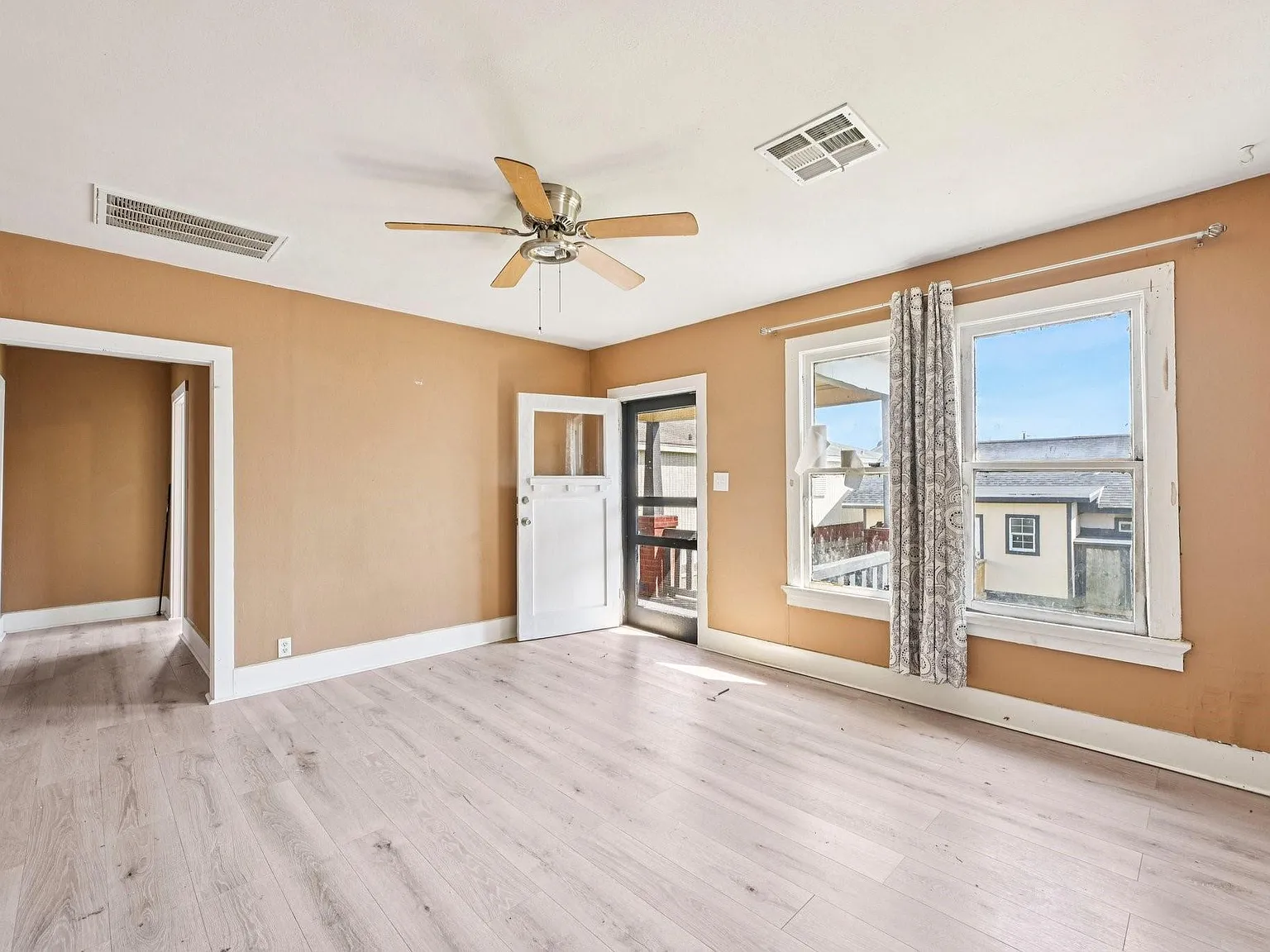 2 bed, 1.0 bath, 960 sqft, $1,600 — Photo 3