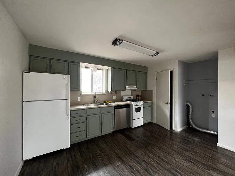 2 bed, 1.0 bath, 900 sqft, $1,350 — Photo 1