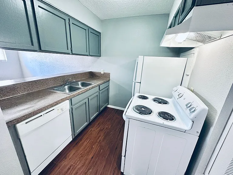 Awesome open Studio Apartments Close to Downtown — Photo 43