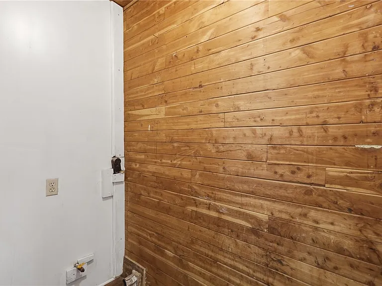 112 Williams St — Photo 19
