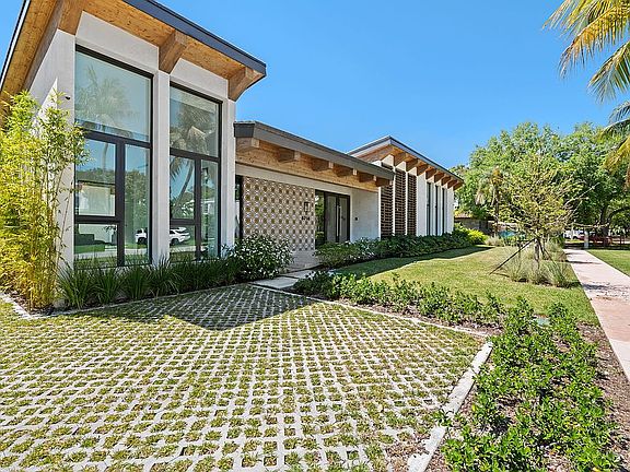 2nd image of 6716 San Vicente St