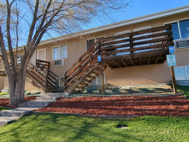 1709 Oakshire Ln — Photo 1
