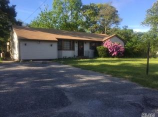63 Ironwood St, Islip, NY 11751