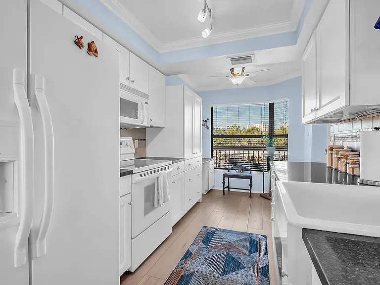 1332 Pasadena Ave S #205 — Photo 8