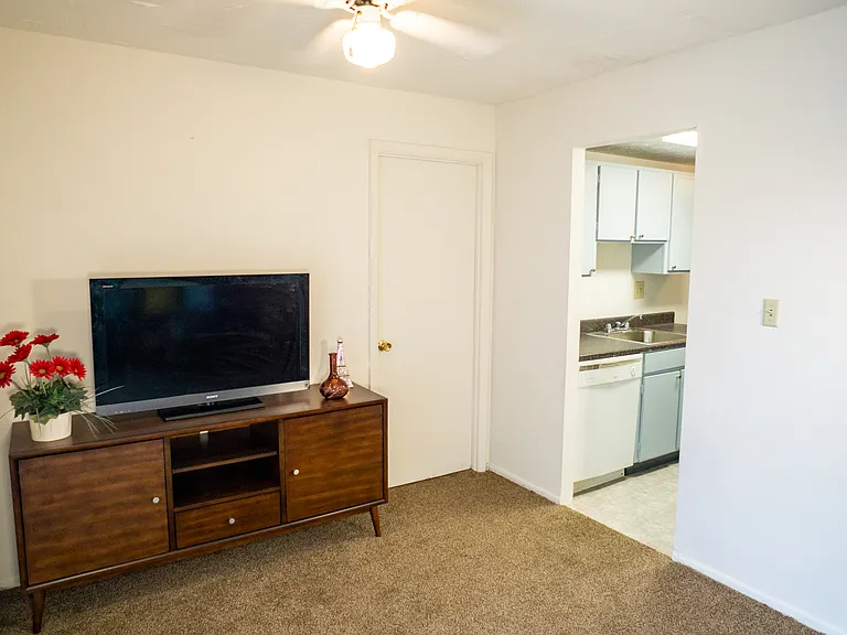 College Towers Apartments — Photo 22