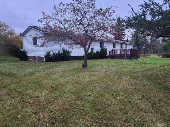 5951 Brampton 275 Rd, Gladstone, MI 49837