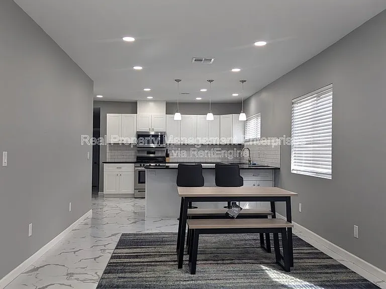 600 N Poplar Ln — Photo 2